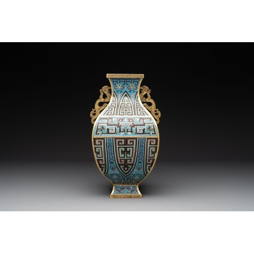 831 - A Chinese cloisonne square archaic-style vase, Qianlong and Ren mark, 19/20th C.H.: 31,5 cm... 