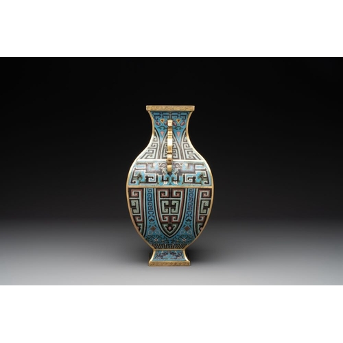 831 - A Chinese cloisonne square archaic-style vase, Qianlong and Ren mark, 19/20th C.H.: 31,5 cm... 