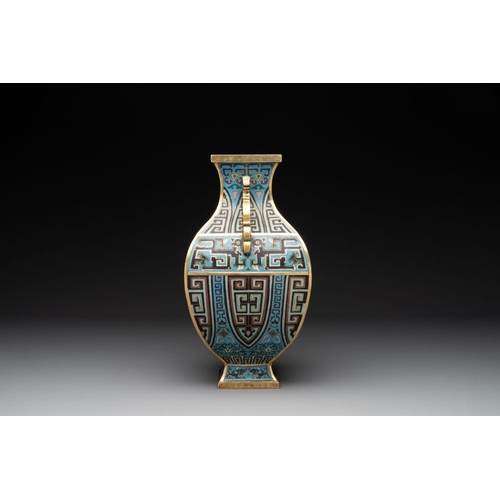 831 - A Chinese cloisonne square archaic-style vase, Qianlong and Ren mark, 19/20th C.H.: 31,5 cm... 