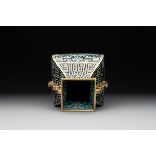 831 - A Chinese cloisonne square archaic-style vase, Qianlong and Ren mark, 19/20th C.H.: 31,5 cm... 