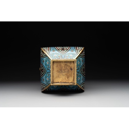 831 - A Chinese cloisonne square archaic-style vase, Qianlong and Ren mark, 19/20th C.H.: 31,5 cm... 