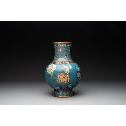 833 - A Chinese cloisonne 'peony and chrysanthemum' vase, 19th C.H.: 30,5 cm