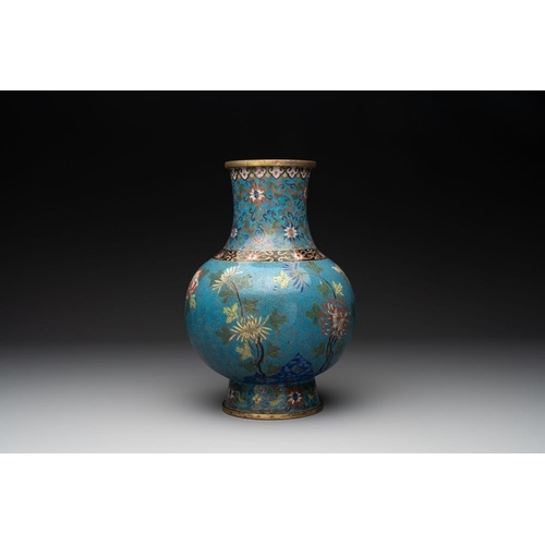 833 - A Chinese cloisonne 'peony and chrysanthemum' vase, 19th C.H.: 30,5 cm