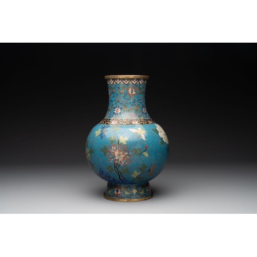 833 - A Chinese cloisonne 'peony and chrysanthemum' vase, 19th C.H.: 30,5 cm