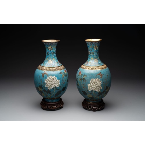 834 - A pair of Chinese cloisonne 'flowers and insects' vases on wooden stands, 18/19th C.H.: 40,5 cm (inc... 