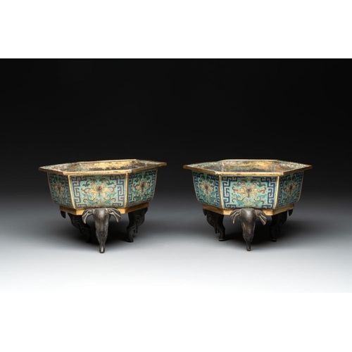 835 - A pair of Chinese cloisonne 'lotus and elephant' jardinieres, 18/19th C.L.: 21,5 cm - H.: 13,5 cm... 