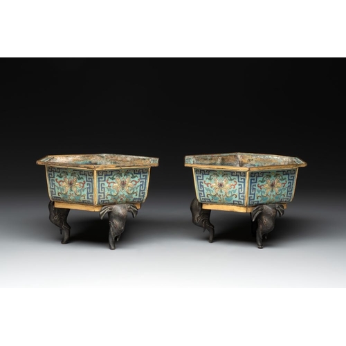 835 - A pair of Chinese cloisonne 'lotus and elephant' jardinieres, 18/19th C.L.: 21,5 cm - H.: 13,5 cm... 