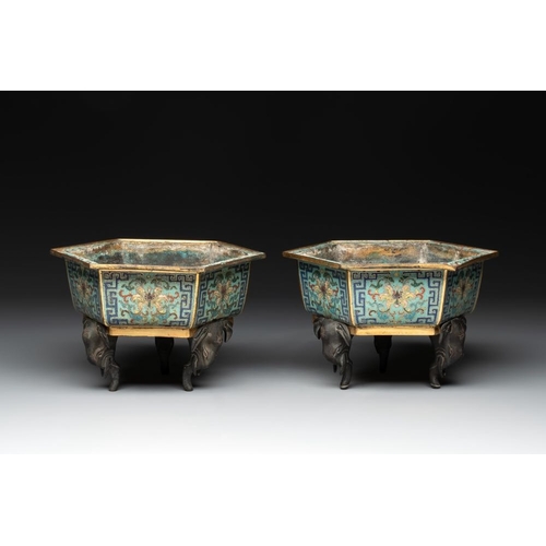 835 - A pair of Chinese cloisonne 'lotus and elephant' jardinieres, 18/19th C.L.: 21,5 cm - H.: 13,5 cm... 