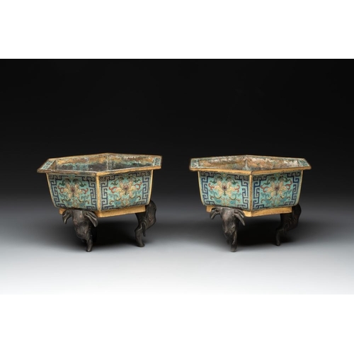 835 - A pair of Chinese cloisonne 'lotus and elephant' jardinieres, 18/19th C.L.: 21,5 cm - H.: 13,5 cm... 