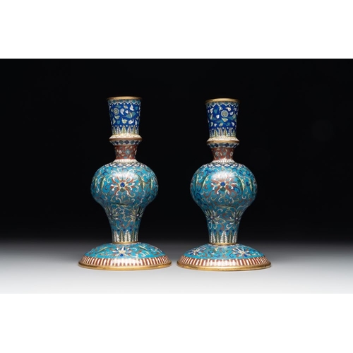 841 - A pair of Chinese cloisonne 'ganglu ping' or holy water vases, 18/19th C.H.: 22,9 cm
The shape of th... 