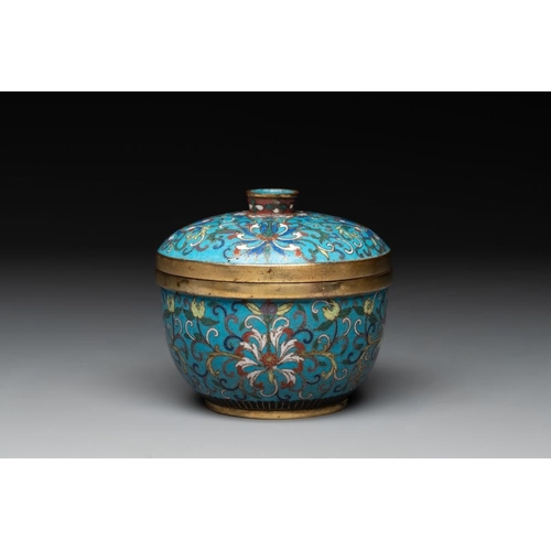 842 - A Chinese cloisonne 'lotus scroll' bowl and cover, 18/19th C.Dia.: 11,5 cm - H.: 10,5 cm (incl. cove... 