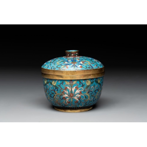 842 - A Chinese cloisonne 'lotus scroll' bowl and cover, 18/19th C.Dia.: 11,5 cm - H.: 10,5 cm (incl. cove... 