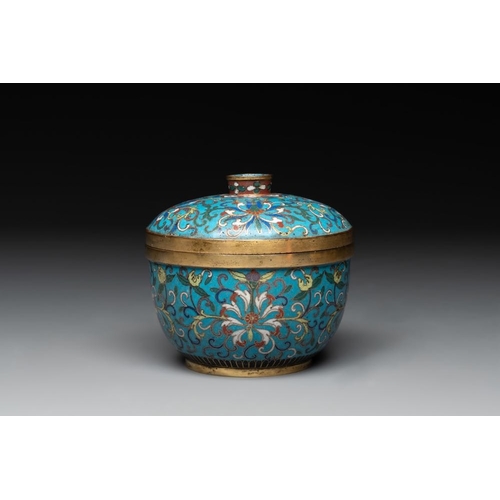 842 - A Chinese cloisonne 'lotus scroll' bowl and cover, 18/19th C.Dia.: 11,5 cm - H.: 10,5 cm (incl. cove... 