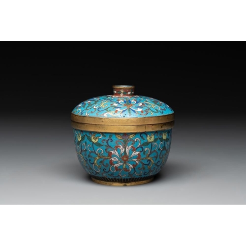 842 - A Chinese cloisonne 'lotus scroll' bowl and cover, 18/19th C.Dia.: 11,5 cm - H.: 10,5 cm (incl. cove... 