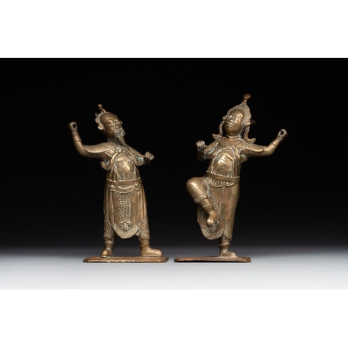 843 - A pair of Chinese cloisonne hat stands, two brass figures and a bronze stand, 19/20th C.Dia.: 13,9 c... 