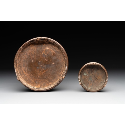 844 - Two Vietnamese silver-inlaid bronze censers on stand, dá»©c Tá»«  mark, 19th C.L.: 15,3 cm - H.: 8,6... 