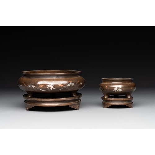 844 - Two Vietnamese silver-inlaid bronze censers on stand, dá»©c Tá»«  mark, 19th C.L.: 15,3 cm - H.: 8,6... 