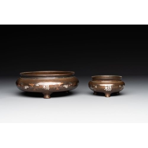 844 - Two Vietnamese silver-inlaid bronze censers on stand, dá»©c Tá»«  mark, 19th C.L.: 15,3 cm - H.: 8,6... 