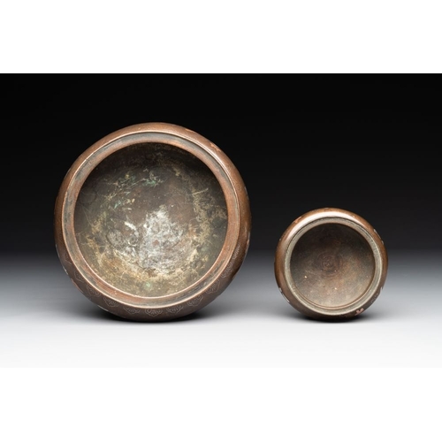 844 - Two Vietnamese silver-inlaid bronze censers on stand, dá»©c Tá»«  mark, 19th C.L.: 15,3 cm - H.: 8,6... 