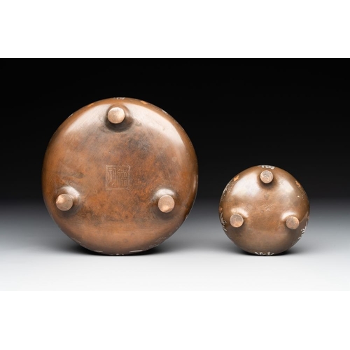 844 - Two Vietnamese silver-inlaid bronze censers on stand, dá»©c Tá»«  mark, 19th C.L.: 15,3 cm - H.: 8,6... 