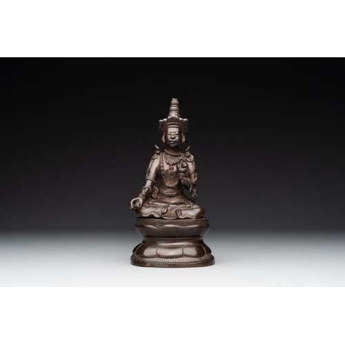 846 - A Vietnamese bronze deity on a lotus throne, 18/19th C.H.: 20,5 cm (incl. stand)H.: 15 cm (the deity... 