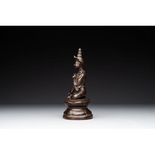 846 - A Vietnamese bronze deity on a lotus throne, 18/19th C.H.: 20,5 cm (incl. stand)H.: 15 cm (the deity... 