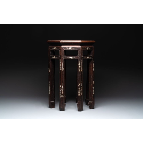 847 - A Vietnamese mother-of-pearl-inlaid rosewood stand, 19th C.Dim.:41,5 x54,3 cm
... 