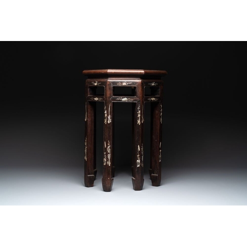 847 - A Vietnamese mother-of-pearl-inlaid rosewood stand, 19th C.Dim.:41,5 x54,3 cm
... 