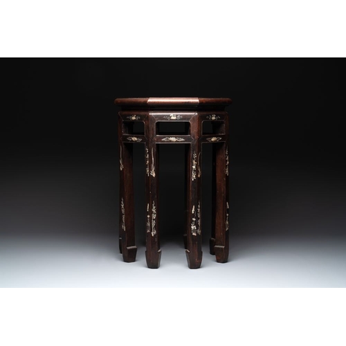 847 - A Vietnamese mother-of-pearl-inlaid rosewood stand, 19th C.Dim.:41,5 x54,3 cm
... 