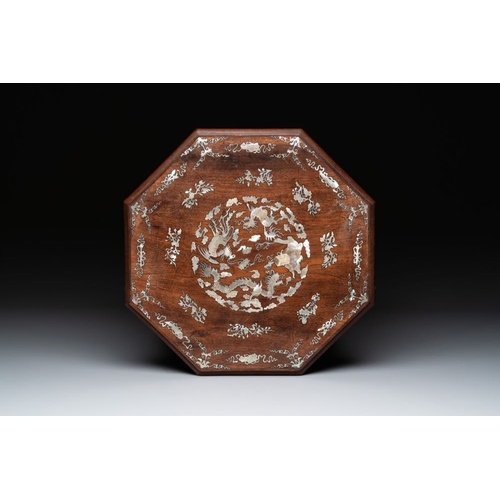 847 - A Vietnamese mother-of-pearl-inlaid rosewood stand, 19th C.Dim.:41,5 x54,3 cm
... 