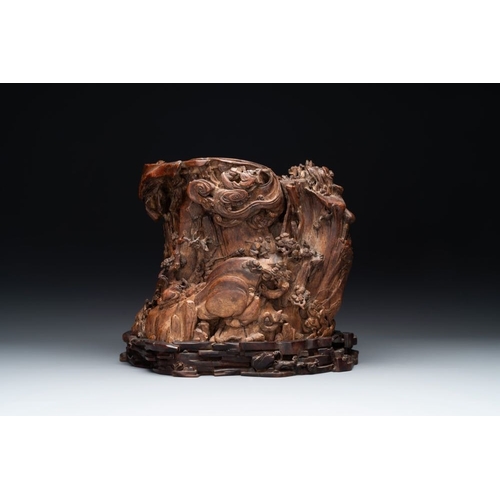 848 - A large Chinese carved agarwood 'mountainous landscape' brush pot, QingH.: 26,5 cm (incl. stand)H.: ... 