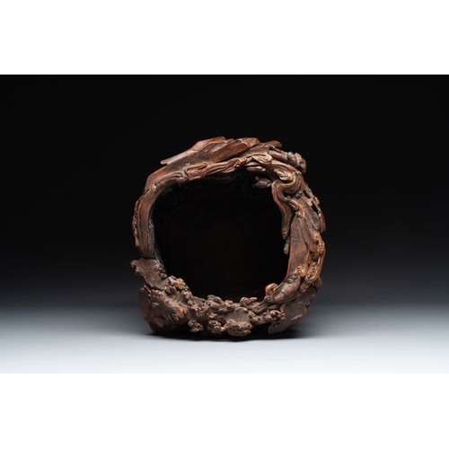 848 - A large Chinese carved agarwood 'mountainous landscape' brush pot, QingH.: 26,5 cm (incl. stand)H.: ... 