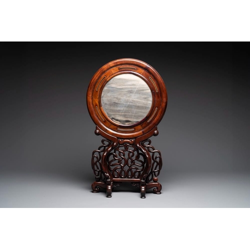 849 - A Chinese 'dream stone' and hardwood table screen, Xia Yuan Zhu Ren  mark, 19/20th C.Dim.: 50,5 x 23... 