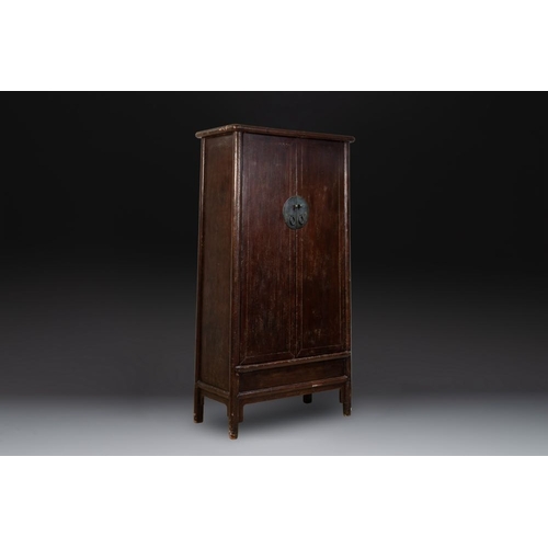 856 - A large Chinese lacquered tapered round-corner cabinet, 'yuanjiaogui', Ming, 16/17th C.Dim.: 107 x 5... 