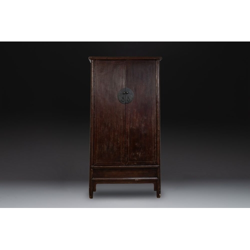 856 - A large Chinese lacquered tapered round-corner cabinet, 'yuanjiaogui', Ming, 16/17th C.Dim.: 107 x 5... 