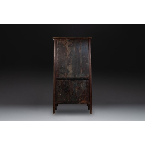 856 - A large Chinese lacquered tapered round-corner cabinet, 'yuanjiaogui', Ming, 16/17th C.Dim.: 107 x 5... 