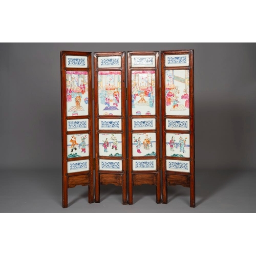 861 - A Chinese four-part folding screen with famille rose plaques, 19th C.Dim.: 80 x 69,5 cm (total size ... 