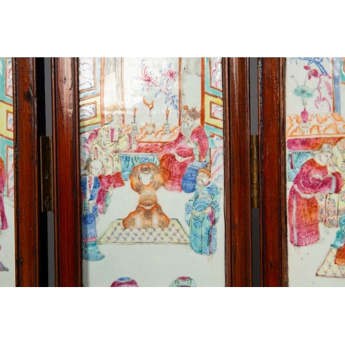 861 - A Chinese four-part folding screen with famille rose plaques, 19th C.Dim.: 80 x 69,5 cm (total size ... 