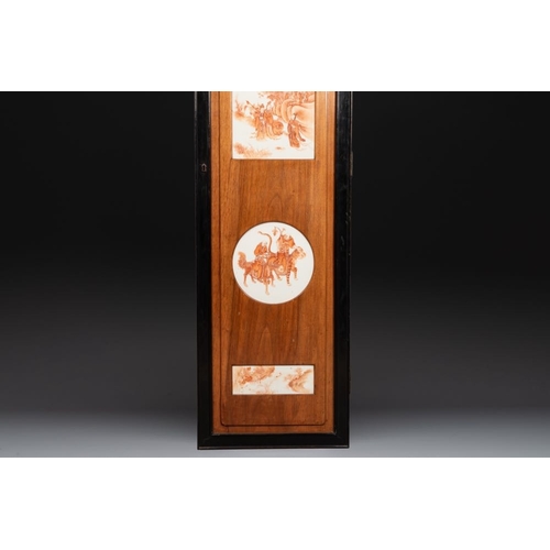 863 - A Chinese four-part folding screen with iron-red-decorated porcelain plaques, 19/20th C.Dim.: 170,5 ... 