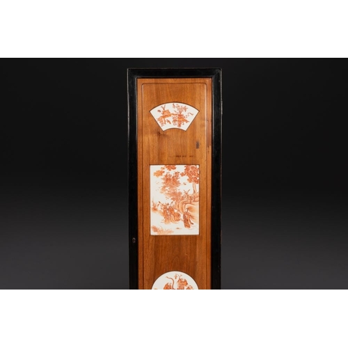 863 - A Chinese four-part folding screen with iron-red-decorated porcelain plaques, 19/20th C.Dim.: 170,5 ... 