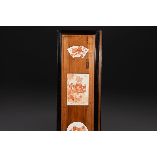 863 - A Chinese four-part folding screen with iron-red-decorated porcelain plaques, 19/20th C.Dim.: 170,5 ... 