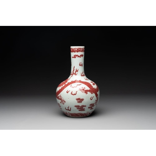 870 - A Chinese copper-red and white 'dragon' bottle vase, 18th C.H.: 30 cm