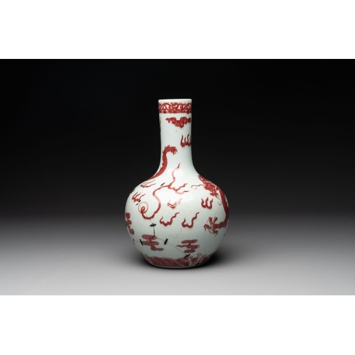 870 - A Chinese copper-red and white 'dragon' bottle vase, 18th C.H.: 30 cm