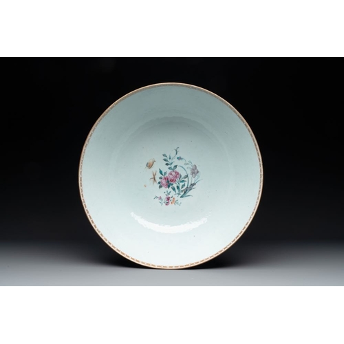 871 - A large Chinese famille rose export porcelain 'European subject' bowl, QianlongDia.: 40 cm - H.: 17,... 