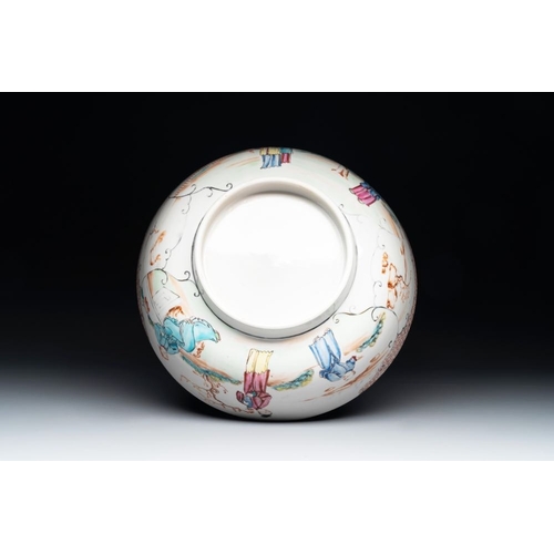 876 - A Chinese Canton famille rose bowl with figures in a garden, QianlongDia.: 25,4 cm - H.: 10,6 cm... 