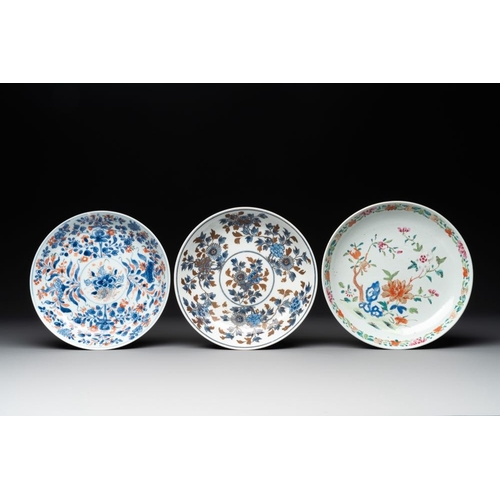 881 - A collection of 17 Chinese blue and white, famille rose and Imari-style wares, Kangxi/QianlongDia.: ... 