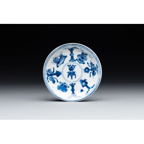 882 - Seven Chinese blue and white cups and six saucers, Kangxi/YongzhengDia.: 11,5 cm (the largest saucer... 