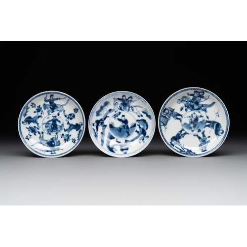 884 - Two Chinese blue and white cups and three saucers with figural design, Kangxi and laterDia.: 9,9 cm ... 