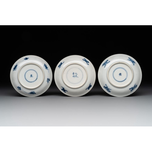 884 - Two Chinese blue and white cups and three saucers with figural design, Kangxi and laterDia.: 9,9 cm ... 