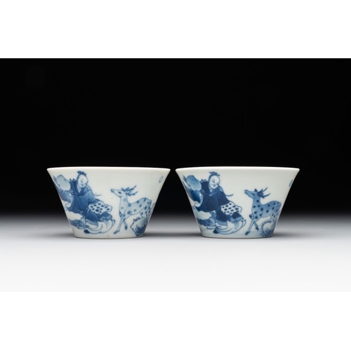 884 - Two Chinese blue and white cups and three saucers with figural design, Kangxi and laterDia.: 9,9 cm ... 